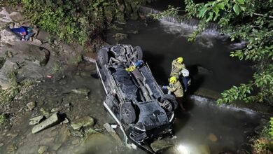 Pojazd najpierw dachował, a potem wylądował w rzece. [fot. OSP Buczkowice FB]