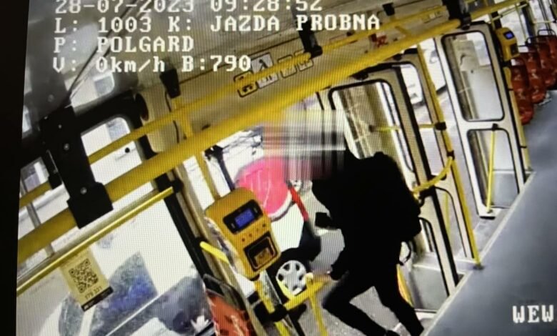 Chorzów: Prawie "zmiótł" osobę wychodzącą z tramwaju. Przerażające WIDEO/fot.Śląska Policja