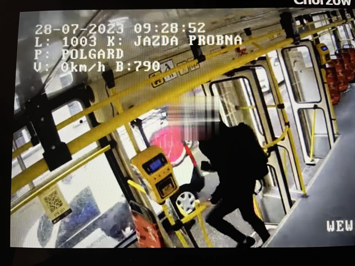 Chorzów: Prawie "zmiótł" osobę wychodzącą z tramwaju. Przerażające WIDEO/fot.Śląska Policja