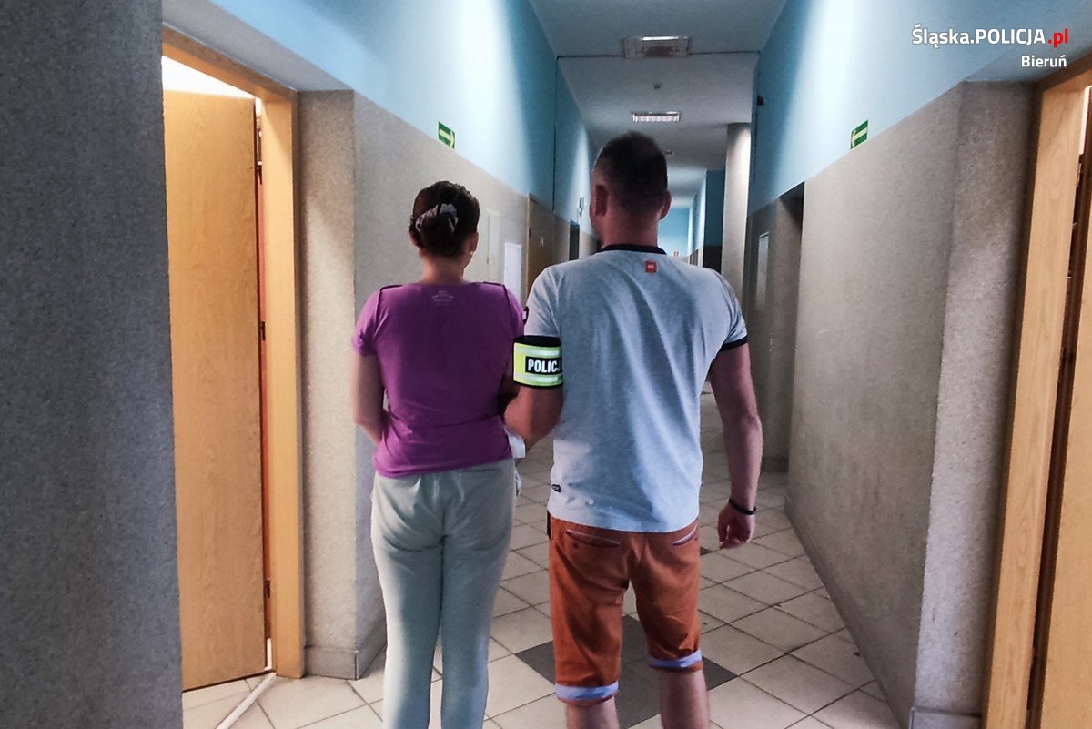 Matka była pijana, 2-letnie dziecko wyszło na ulicę. Fot. Policja Śląska