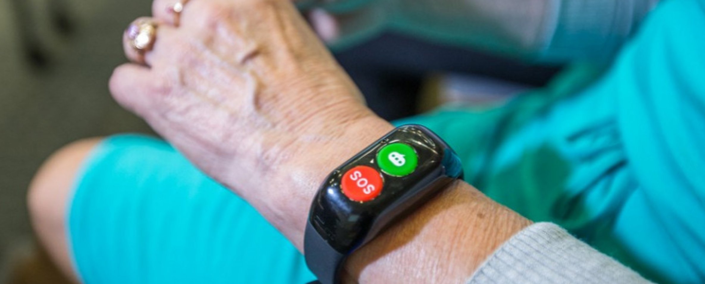 Teleopieka. Specjalny program i opaski dla seniorów z Dąbrowy Górniczej/fot.UM Dąbrowa Górnicza