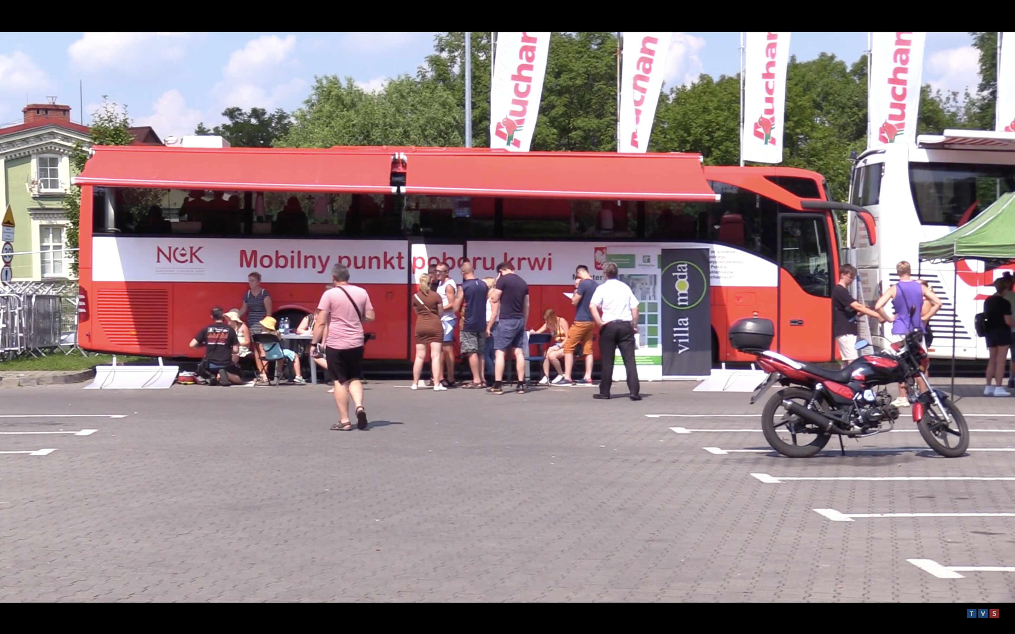 Zachęcać mieszkańców całego regionu długo nie trzeba było, ponieważ kolejki do oddania krwi w specjalnie przeznaczonych do tego ambulansach ustawiały się przez wiele godzin.