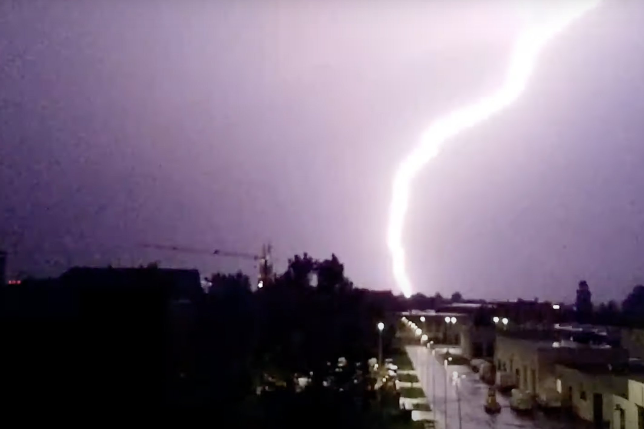 Zalane drogi i domy. Ponad 300 interwencji straży pożarnej