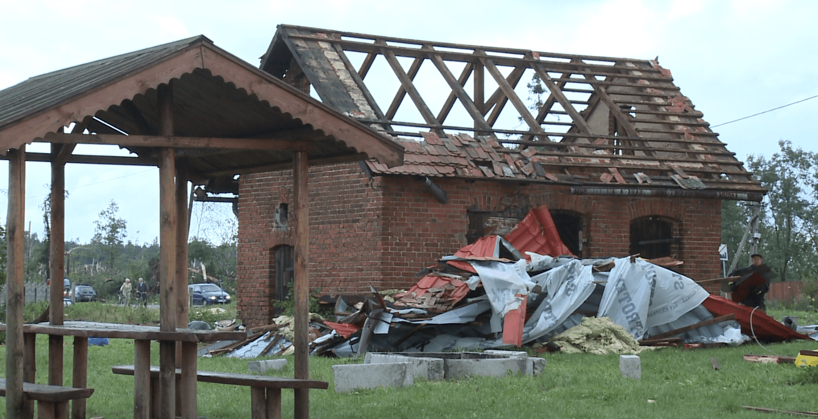 zniszczony przez tornado budynek