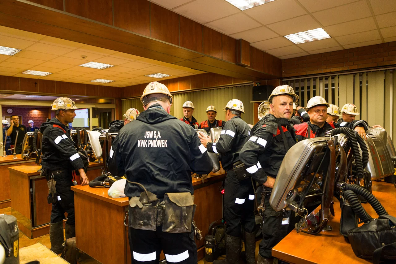 Ruszyła akcja w kopalni Pniówek. Ratownicy idą po zaginionych górników. Fot. JSW