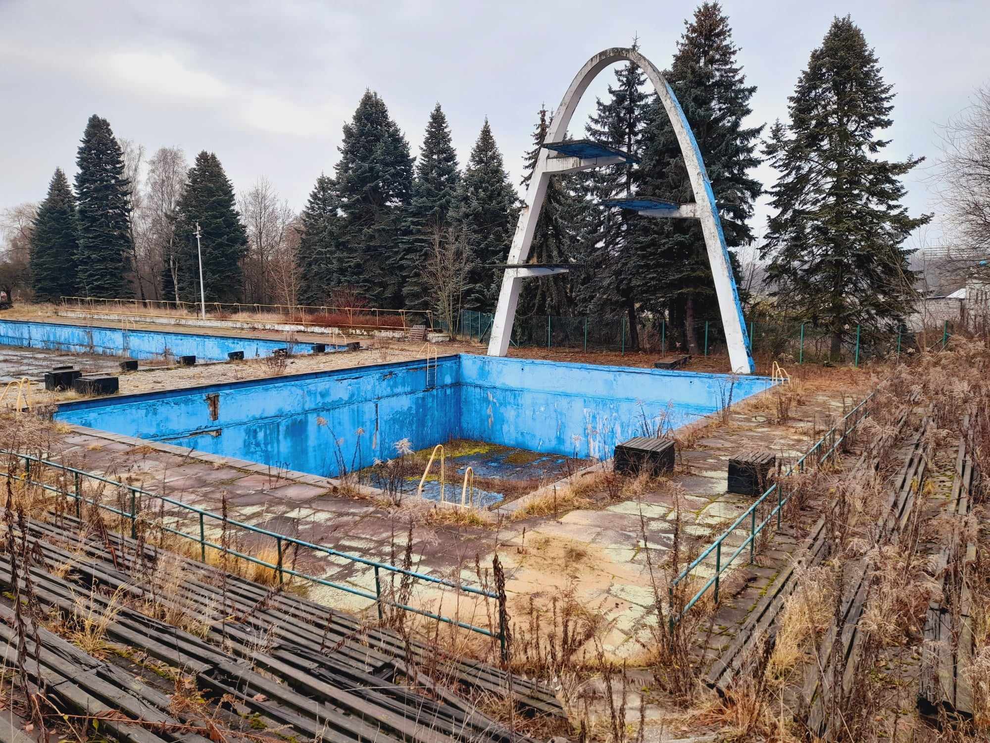 Basen Fala w Parku Śląskim. Stara kultowa wieża do skoków