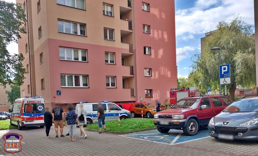 Tychy: Upadek z wysokości przy Darwina/fot.112 Tychy - Tyskie Służby Ratownicze