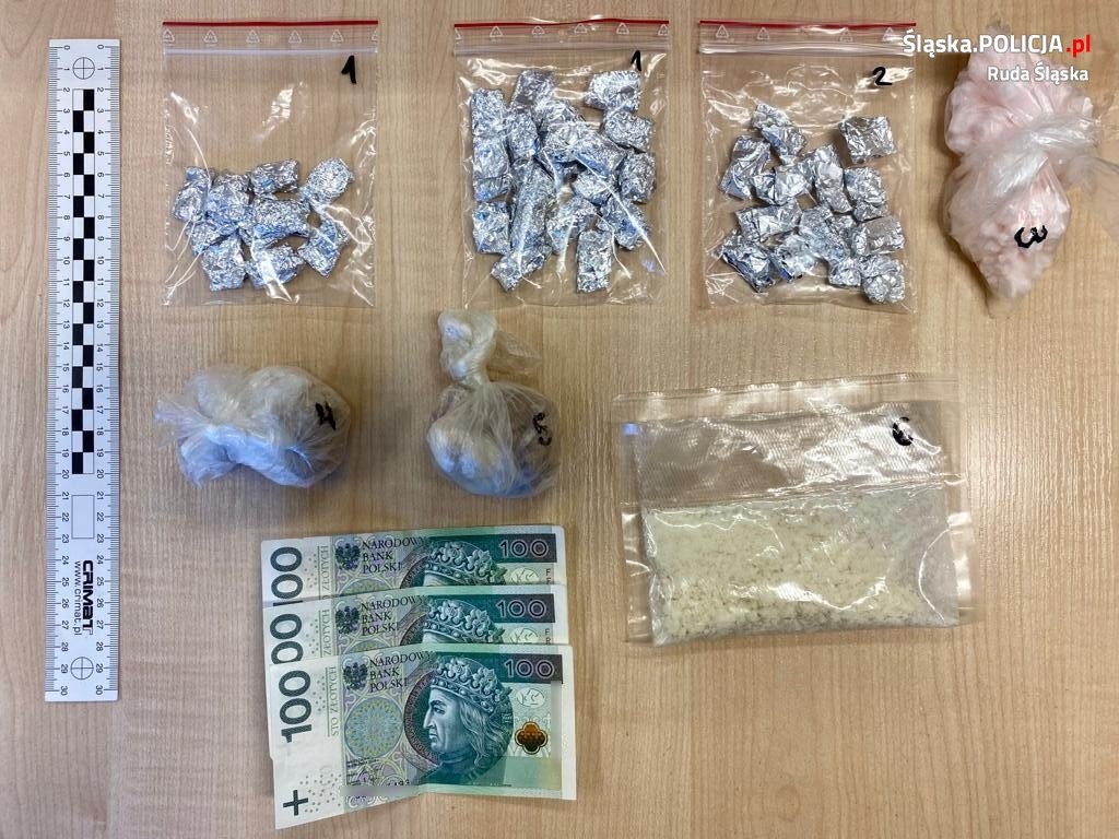 Narkotyki i pieniądze przejęte przez policjantów z Rudy Śląskiej.
