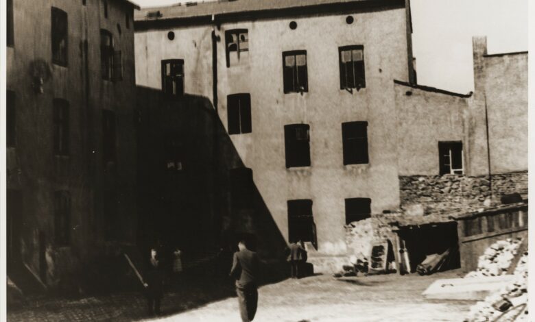 Zdjęcie z okresu getta wzdzielnicy Środula w Sosnowcu lub Kamionki w Będzinie. Lokalizacja dokładna nieznana. [fot. United States Holocaust Memoriał Muzeum]