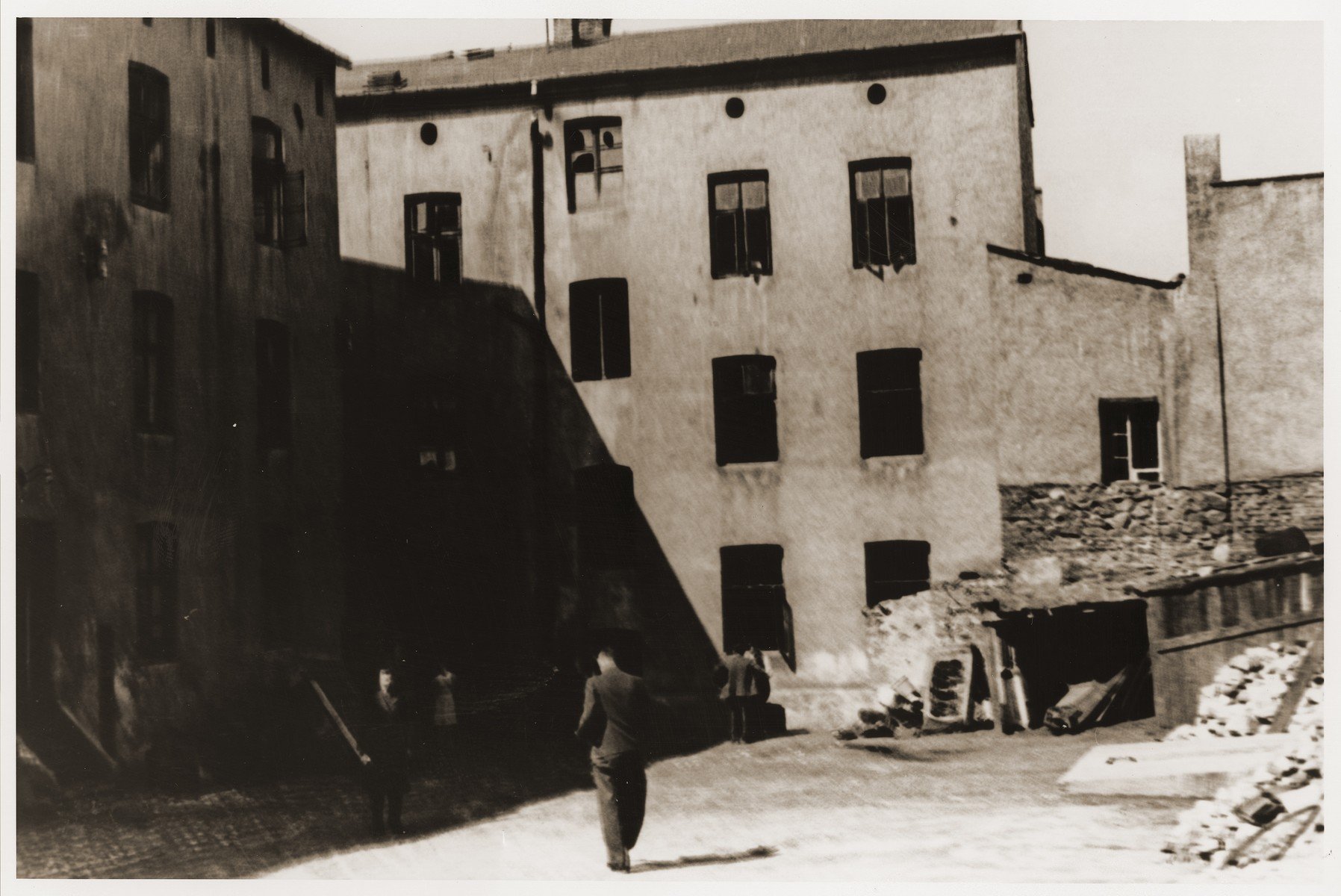 Zdjęcie z okresu getta wzdzielnicy Środula w Sosnowcu lub Kamionki w Będzinie. Lokalizacja dokładna nieznana. [fot. United States Holocaust Memoriał Muzeum]