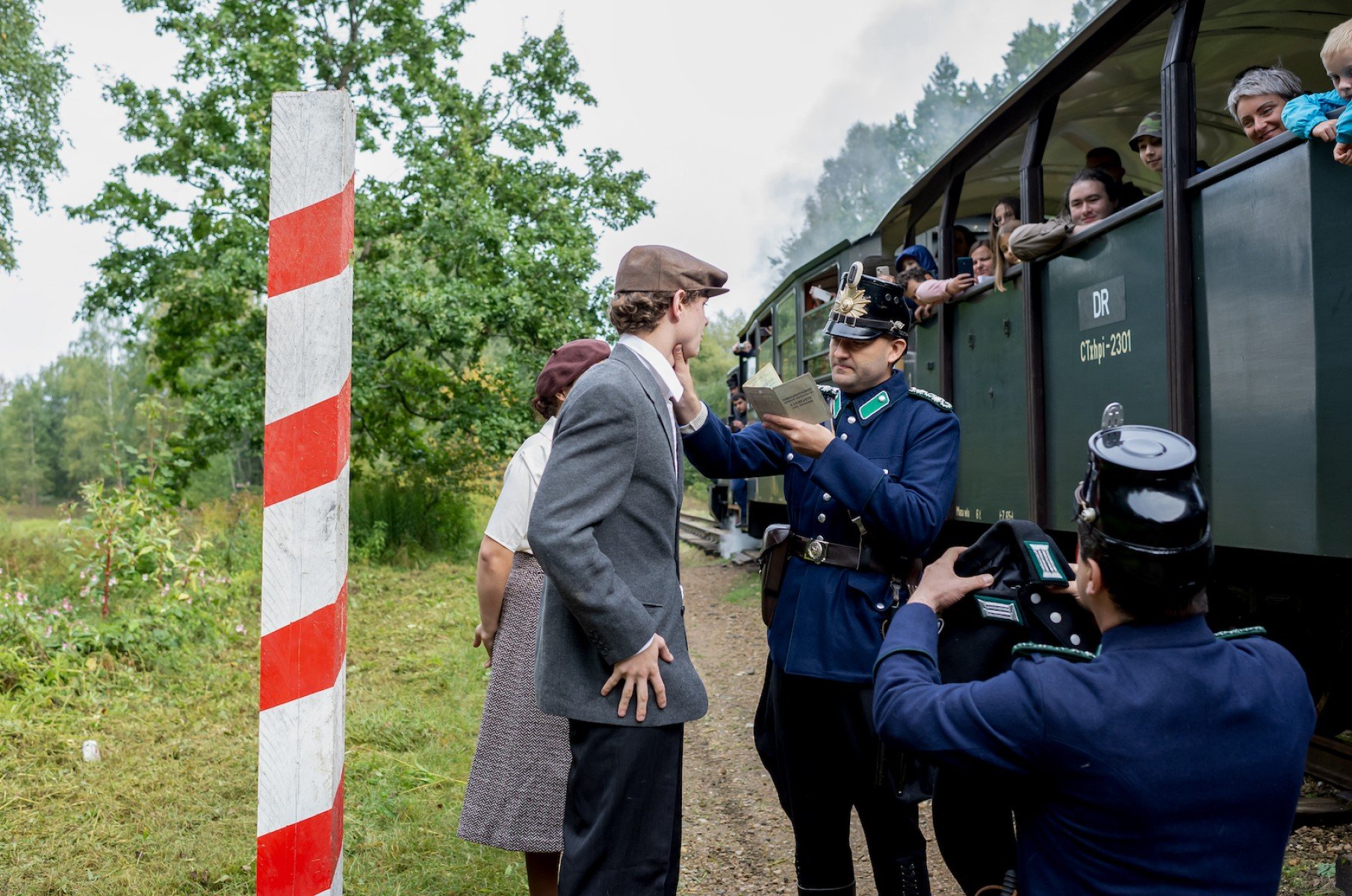 Inscenizacja ukazująca kontrolę na granicy polsko-niemieckiej. [fo. Hubert Klimek / UM w Bytomiu]