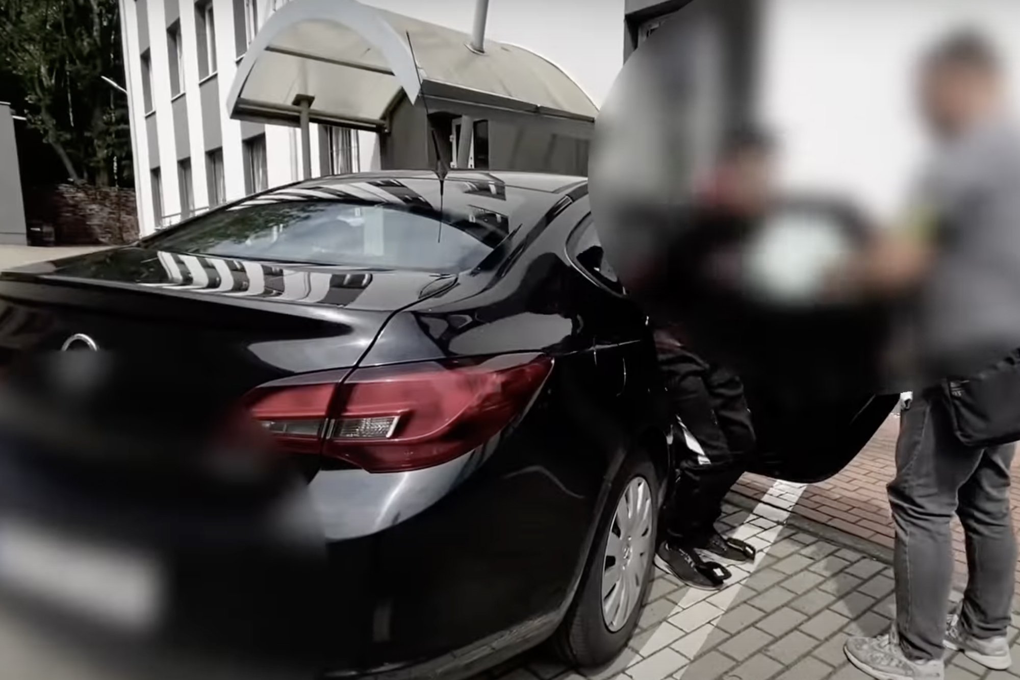 Trzy osoby zostały zatrzymane za usiłowanie kradzieży z włamaniem na terenie jednego z większych świętochłowickich przedsiębiorstw. Z jednego z budynków należących do infrastruktury firmy sprawcy mieli kraść metalowe elementy. Teraz grozi im do 10 lat więzienia.