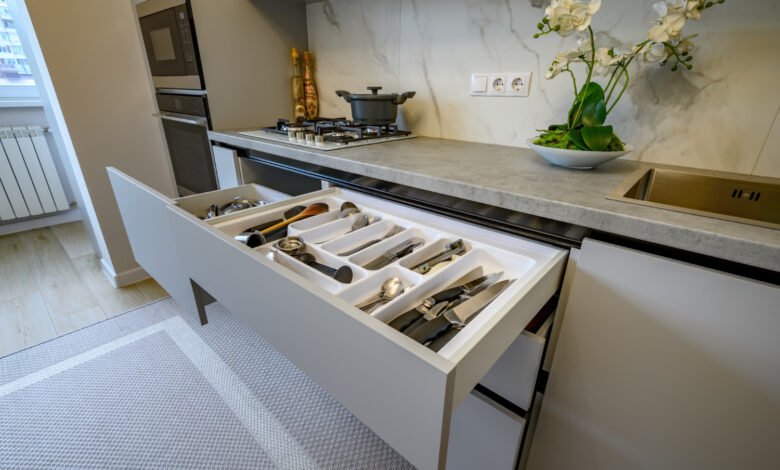 Organizacja szuflad w kuchni – jak je zagospodarować, aby wszystko było pod ręką?
