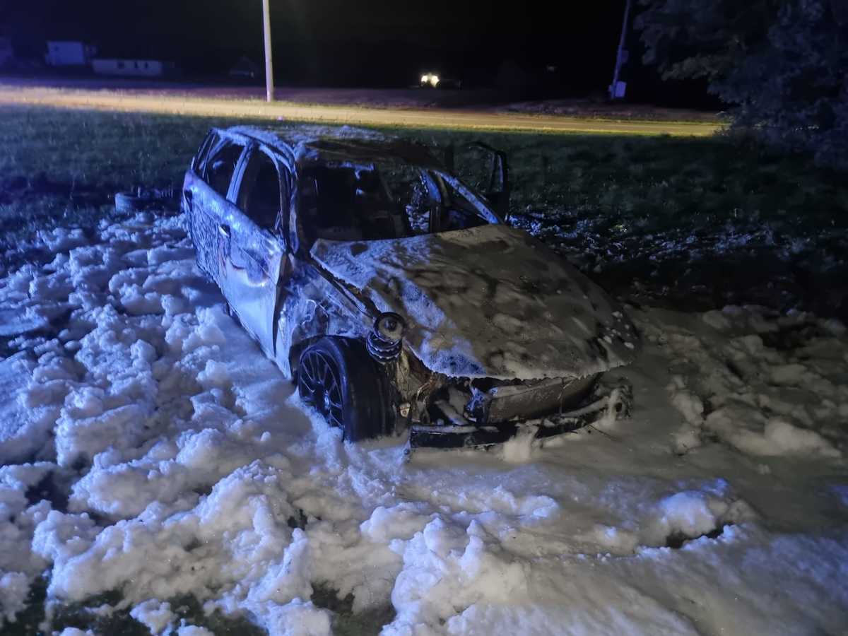 BMW stanęło w płomieniach. Nie żyje 17-latek. Dwie osoby w szpitalu/fot.KPP Ostrzeszów