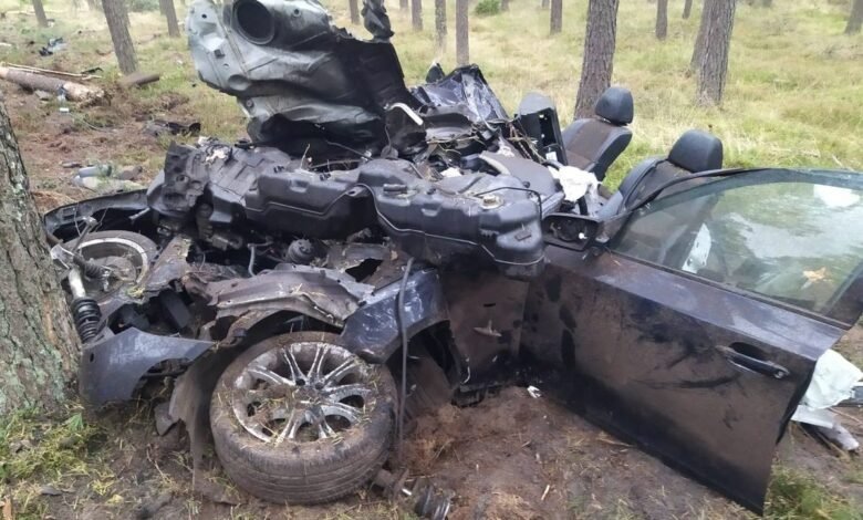 BMW rozpadło się na kawałki. Kierowca w ciężkim stanie/fot.KPP Biłgoraj