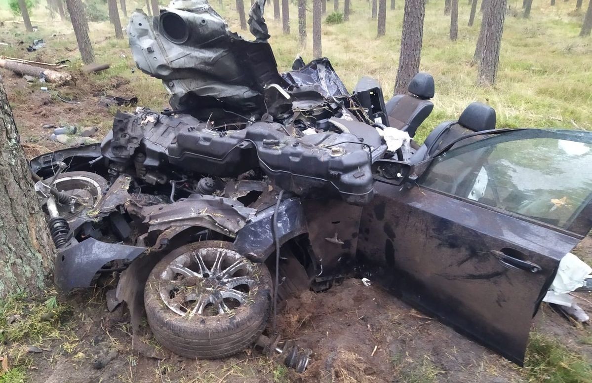 BMW rozpadło się na kawałki. Kierowca w ciężkim stanie/fot.KPP Biłgoraj