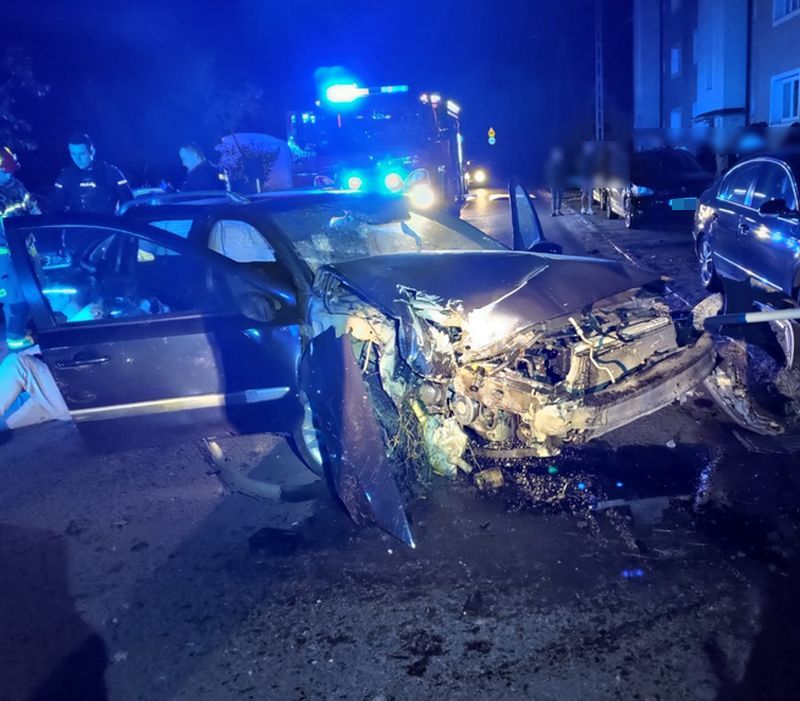 Uderzył w latarnię, rozbił dwa samochody. Za kierownicą 16-latek/fot.Policja Pomorska