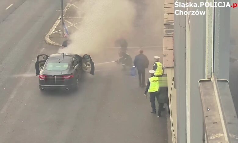 Policjanci z Chorzowa ugasili palący się samochód
