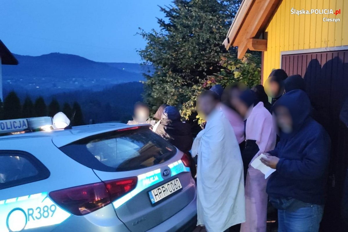Kilkunastu imigrantów zatrzymanych w Istebnej. Szli pieszo/fot.Śląska Policja