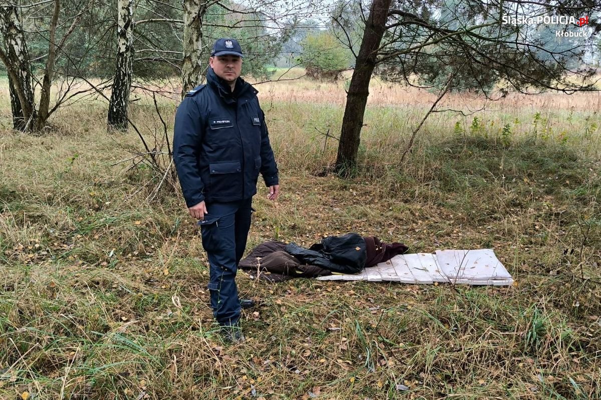 Dzielnicowy z Krzepic pomógł bezdomnemu mężczyźnie.