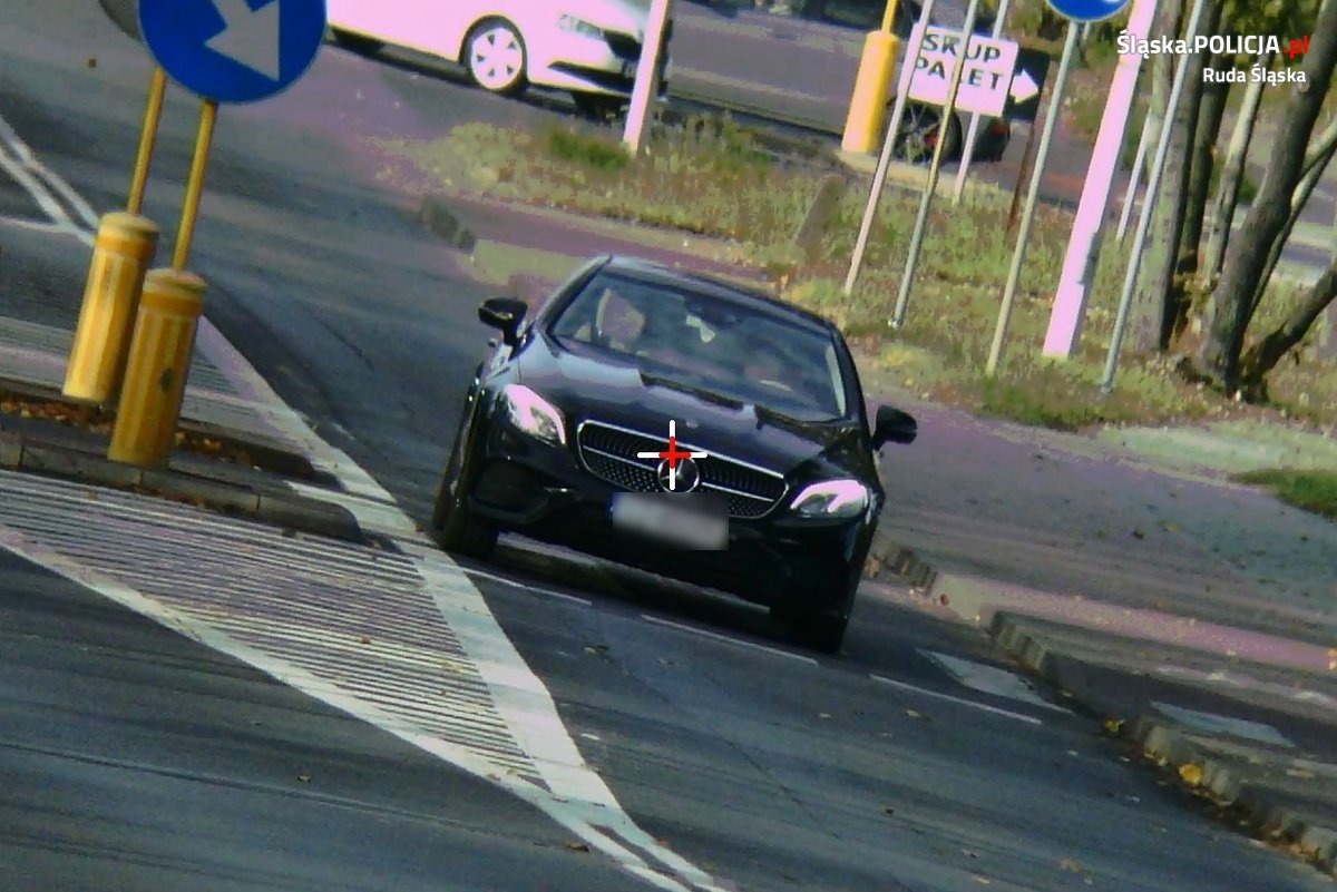 24 punkty i 2300 zł mandatu dla kierowcy mercedesa. Fot. Policja Śląska