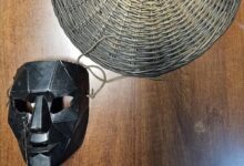 Ubrał maskę ze „Squid Game” i włamywał się do domów. Fot. Śląska Policja