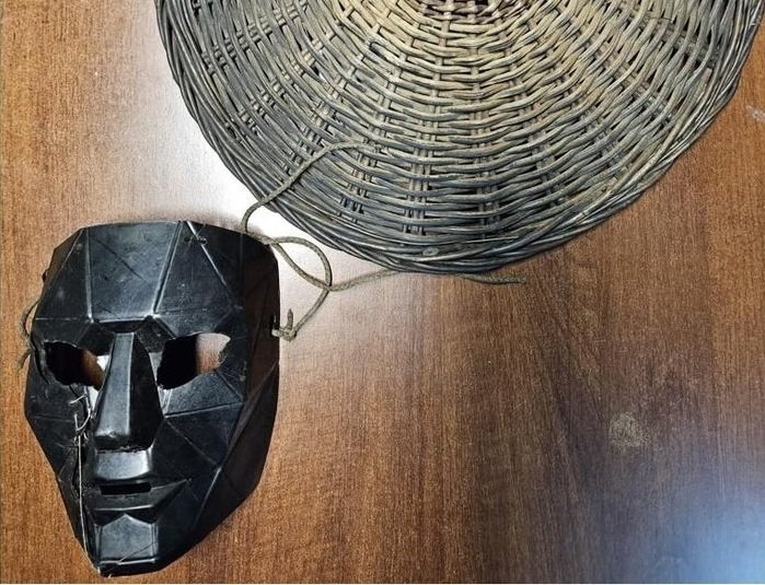 Ubrał maskę ze „Squid Game” i włamywał się do domów. Fot. Śląska Policja