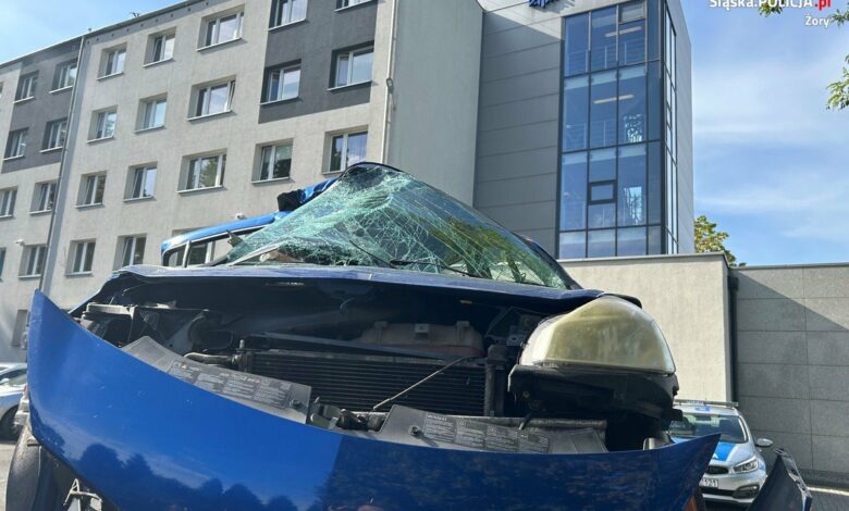 Wrak niebieskiego Renault Clio z wypadku w Żorach.