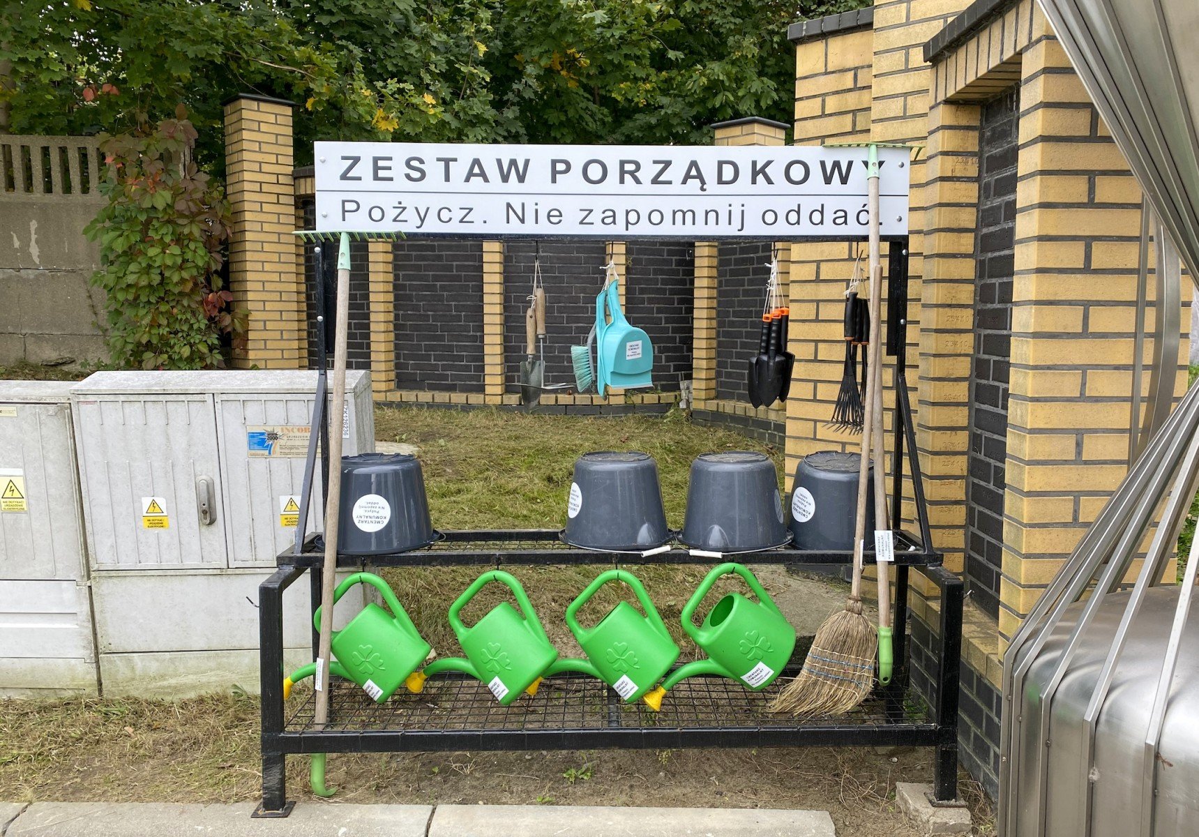 Na cmentarzu w Bytomiu jest wypożyczalnia rzeczy do porządków. Fot. UM Bytom