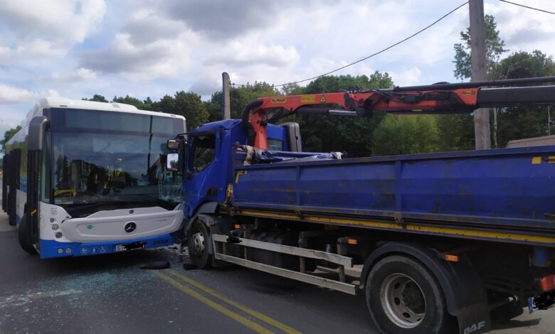 Zderzenie autobusu z ciężarówką w Rybniku. 14 osób poszkodowanych