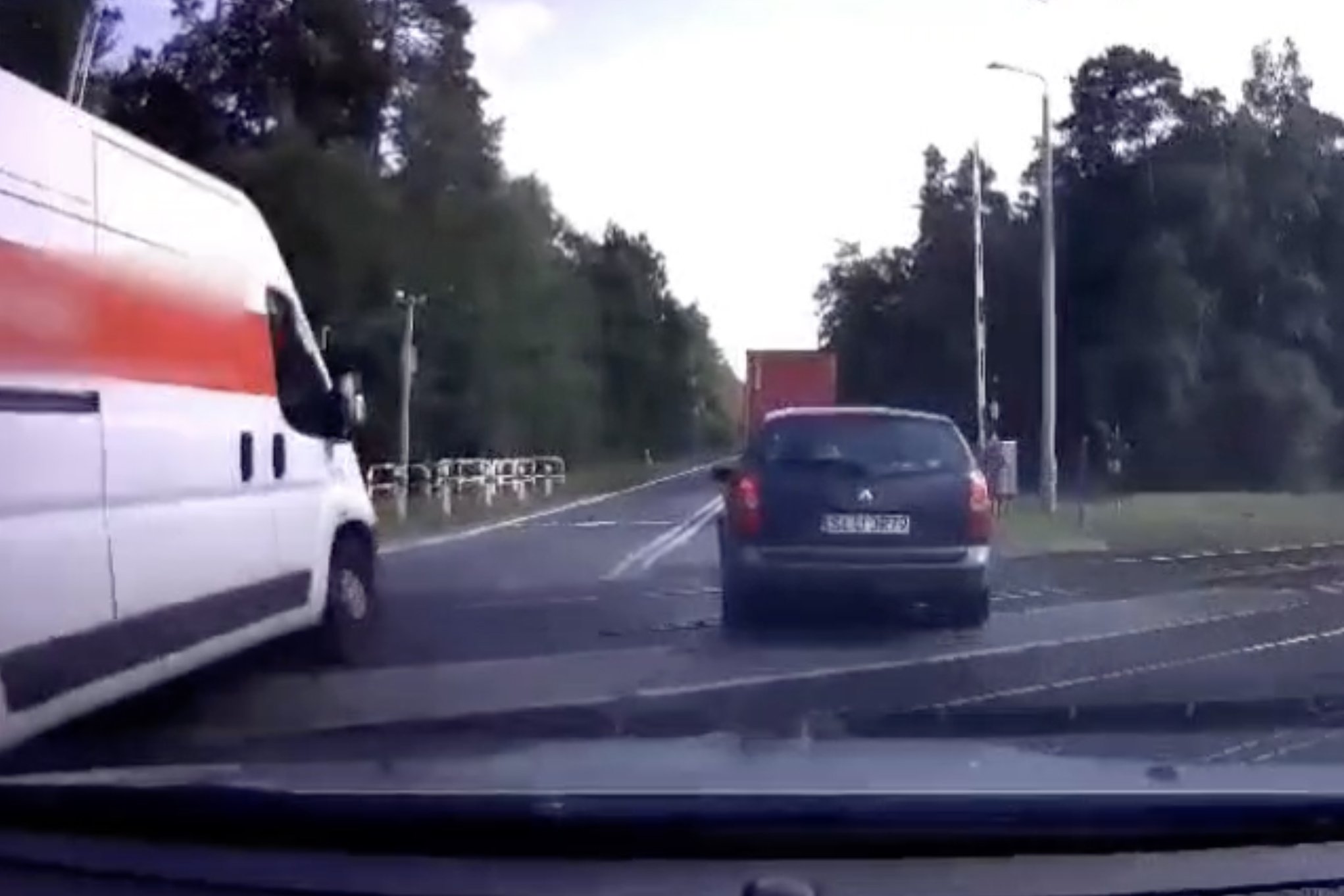 Wyprzedzał na przejeździe kolejowym. Wszystko nagrała kamera. Fot. Policja Śląska