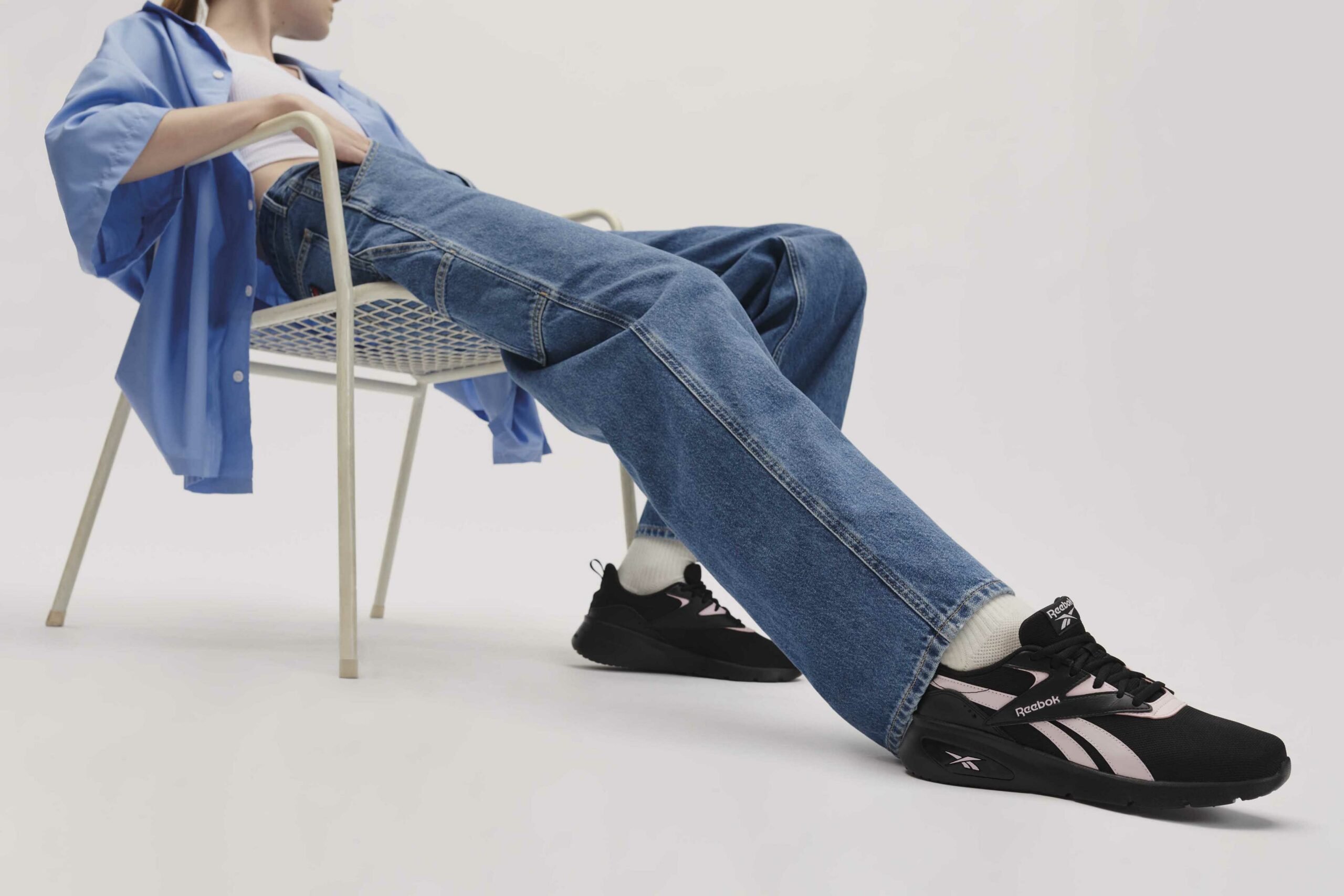 Czarne buty w sportowym stylu - modny dodatek do casualowych stylizacji