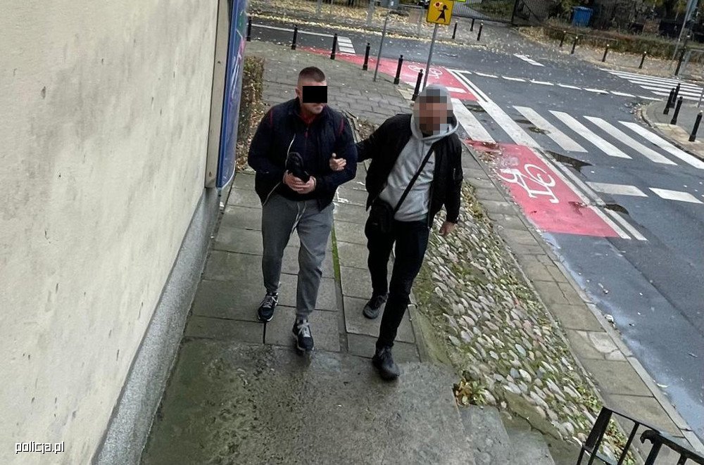 Trener personalny okradał szafki klientów w siłowni. Łupy trafiały do lombardu/fot.policja.pl