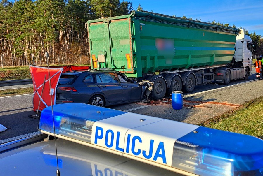 Uderzył w tył ciężarowi. Tragedia na A1/fot.Policja Pomorska