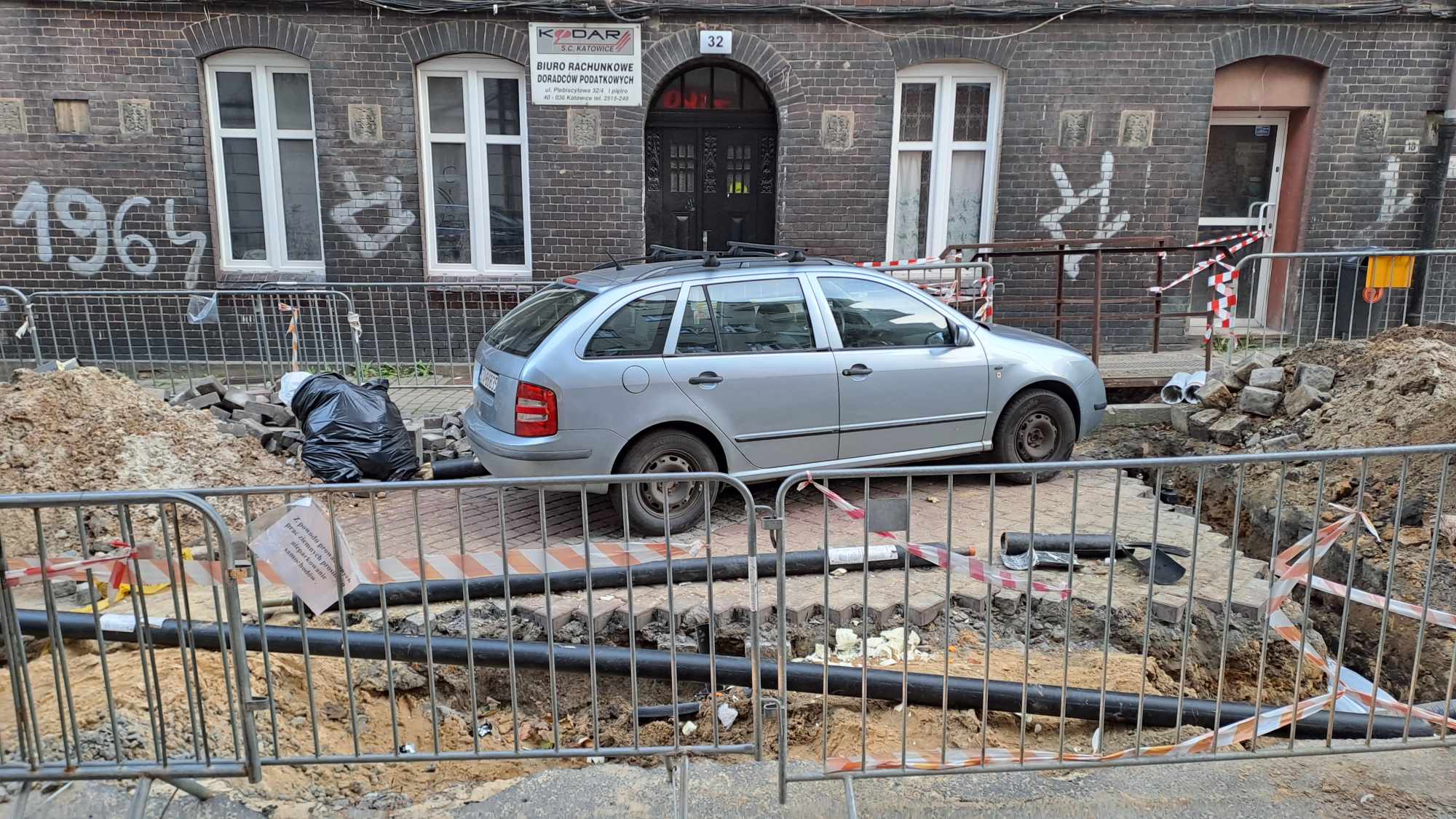 Plebiscytowa w Katowicach samochód uwięziony na placu budowy