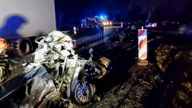 Śląskie: Czołowe zderzenie dostawczaka z osobówką. Jest ofiara śmiertelna/fot.Śląska Policja