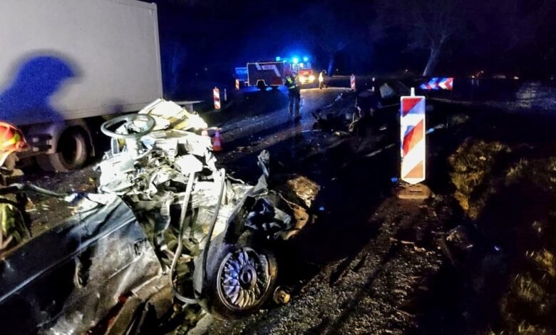 Śląskie: Czołowe zderzenie dostawczaka z osobówką. Jest ofiara śmiertelna/fot.Śląska Policja