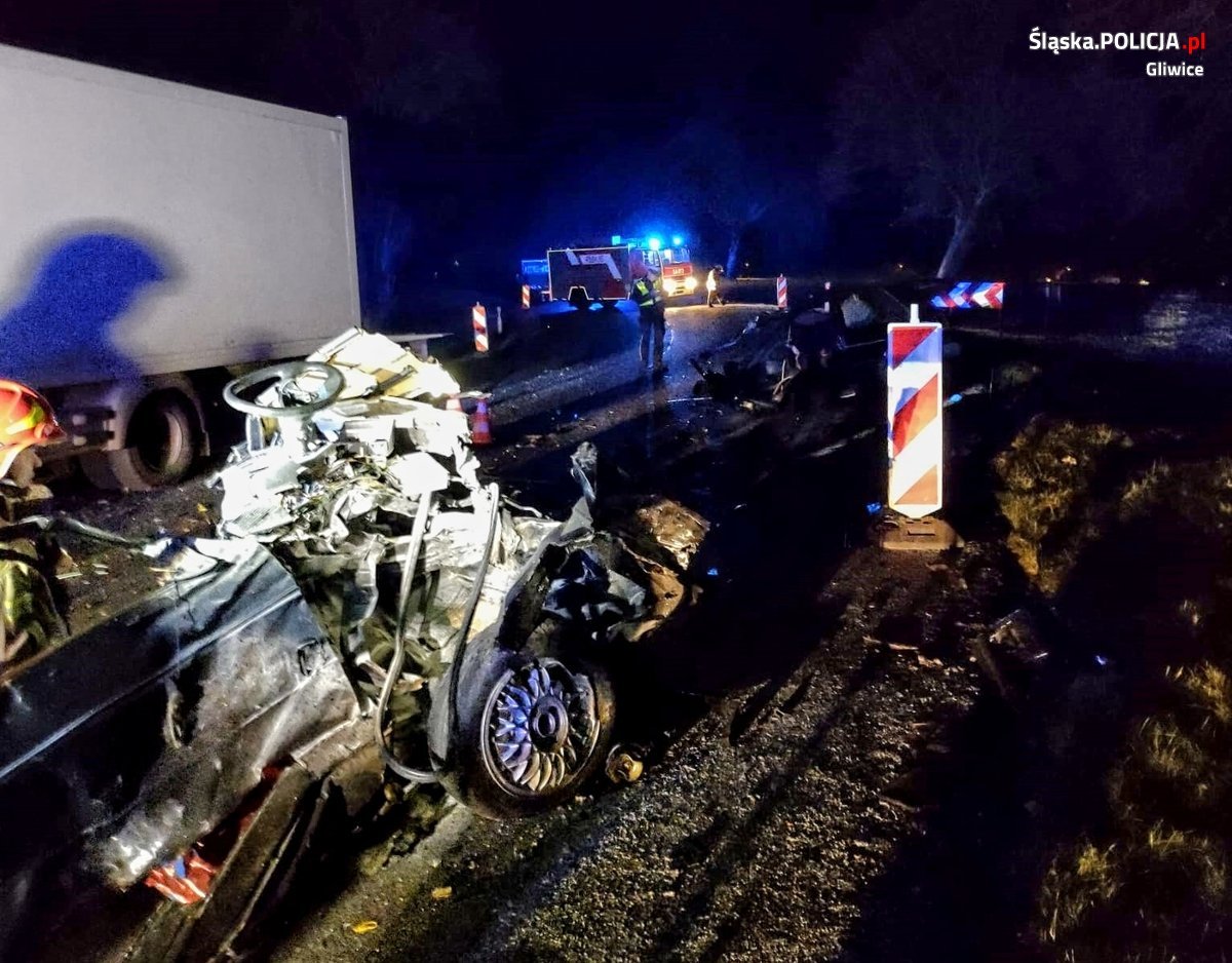 Śląskie: Czołowe zderzenie dostawczaka z osobówką. Jest ofiara śmiertelna/fot.Śląska Policja