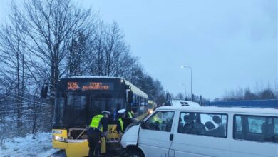 Tychy: Czołówka autobusu z dostawczakiem. 9 osób w szpitalach/fot.KMP Tychy