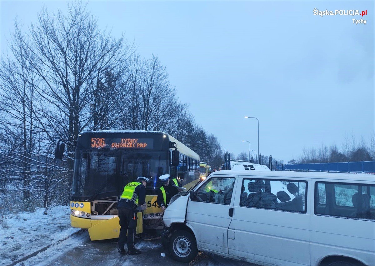 Tychy: Czołówka autobusu z dostawczakiem. 9 osób w szpitalach/fot.KMP Tychy