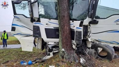 Po zderzeniu z osobówką, wpadł do rowu i uderzył w drzewo. Kierowca ciężarówki nie żyje/fot.Policja Lubelska