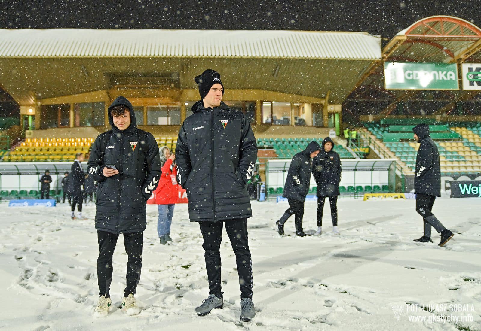Zima w regionie. Zamiast meczu bitwa na śnieżki. Fot. GKS Tychy