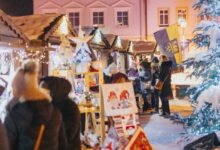Przez cały weekend na rynku w Bieruniu będzie odbywał się Jarmark Bożonarodzeniowy. Na mieszkańców czeka sporo atrakcji. Nowością jest iluminacja w kształcie bombki, przy której warto zrobić sobie pamiątkowe zdjęcia. Pojawi się też świąteczna ramka oraz darmowa karuzela.