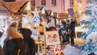 Przez cały weekend na rynku w Bieruniu będzie odbywał się Jarmark Bożonarodzeniowy. Na mieszkańców czeka sporo atrakcji. Nowością jest iluminacja w kształcie bombki, przy której warto zrobić sobie pamiątkowe zdjęcia. Pojawi się też świąteczna ramka oraz darmowa karuzela.