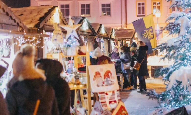Przez cały weekend na rynku w Bieruniu będzie odbywał się Jarmark Bożonarodzeniowy. Na mieszkańców czeka sporo atrakcji. Nowością jest iluminacja w kształcie bombki, przy której warto zrobić sobie pamiątkowe zdjęcia. Pojawi się też świąteczna ramka oraz darmowa karuzela.