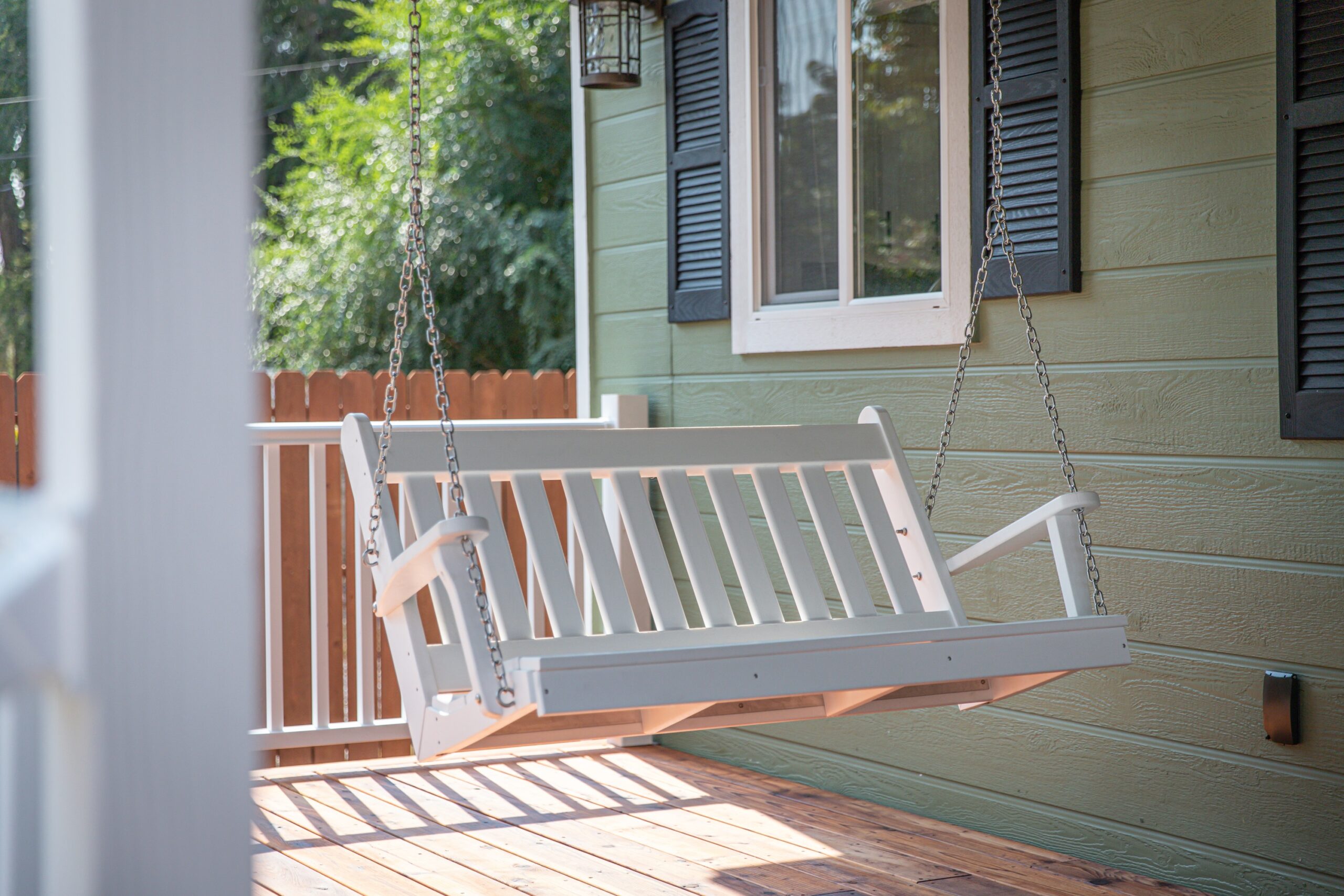 Leagăn de grădină pe balcon – un spațiu pentru relaxare