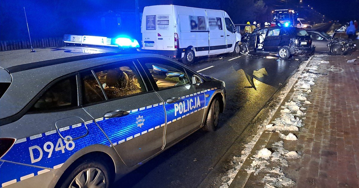 Czołowe zderzenie busa i osobówek. Kierowca opla był kompletnie pijany/fot.Policja Lubelska