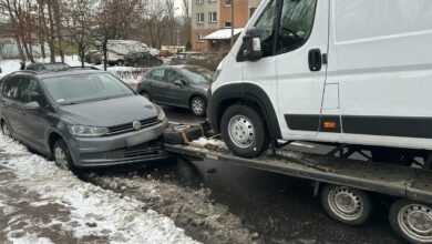 Jechał z przyczepą, ta się odczepiła i uderzyła w inne auto. Fot. Śląska Policja