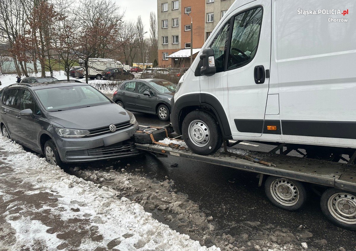 Jechał z przyczepą, ta się odczepiła i uderzyła w inne auto. Fot. Śląska Policja