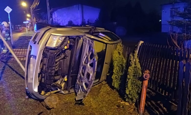 Ornontowice: pijany kierowca wjechał w ogrodzenie. Jego auto dachowało. Fot. KPP w Mikołowie